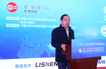 中國化學(xué)與物理電源行業(yè)協(xié)會秘書長劉彥龍主持會議