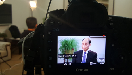 圖為風帆有限責任公司董事長、黨委書記劉寶生接受《新能源1+1》視頻人物專訪節(jié)目組采訪