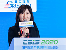 圖為中國化學與物理電源行業(yè)協(xié)會動力電池應用分會秘書長張雨主持開幕式