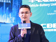 多氟多副總經理，新能源事業部總經理趙永鋒主持“兩輪電動車鋰電技術與突破”主題論壇